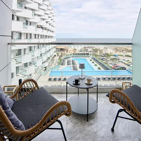 Japandi Queen Std - Infinity Pool & Spa Resort Apartment *