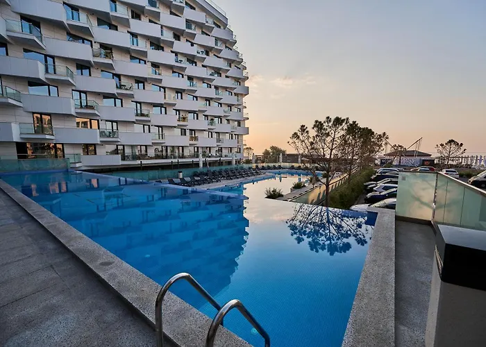 Japandi Queen Std - Infinity Pool & * Năvodari